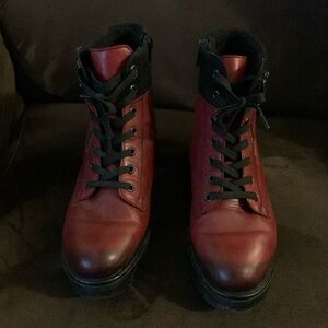 Winter boot with laces and side zipper